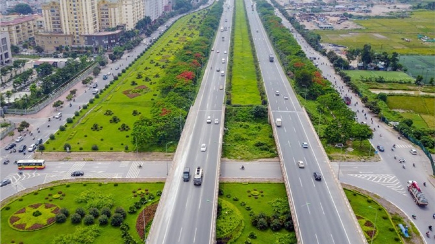 Tùy bút "Đất nước đang trên đường lớn"