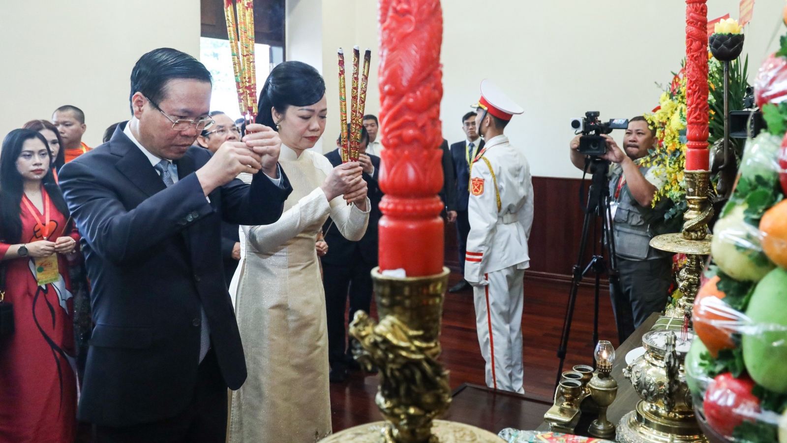 Chủ tịch nước Võ Văn Thưởng cùng kiều bào dâng hương, thả cá tại Bến Nhà Rồng