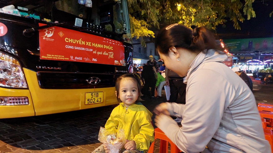 Khởi hành "chuyến xe hạnh phúc" đưa miễn phí 900 người dân về quê đón Tết