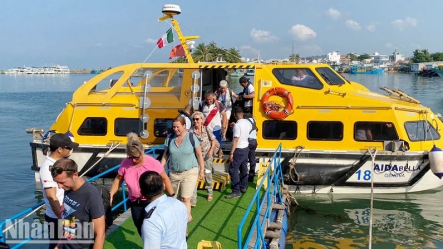 Phu Quoc welcomes nearly 2,000 tourists on five-star cruise ship