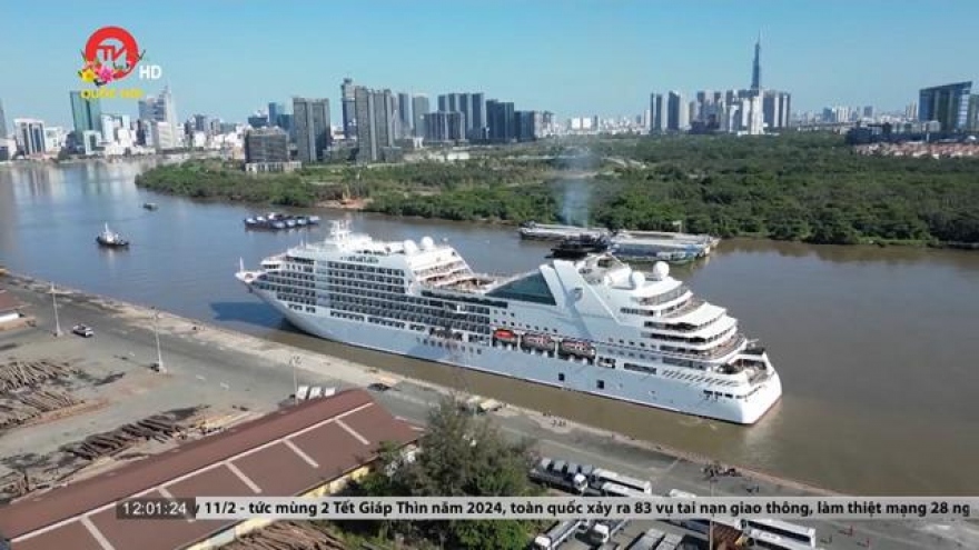 Cruise ship Seabourn Encore brings foreign tourists to HCM City