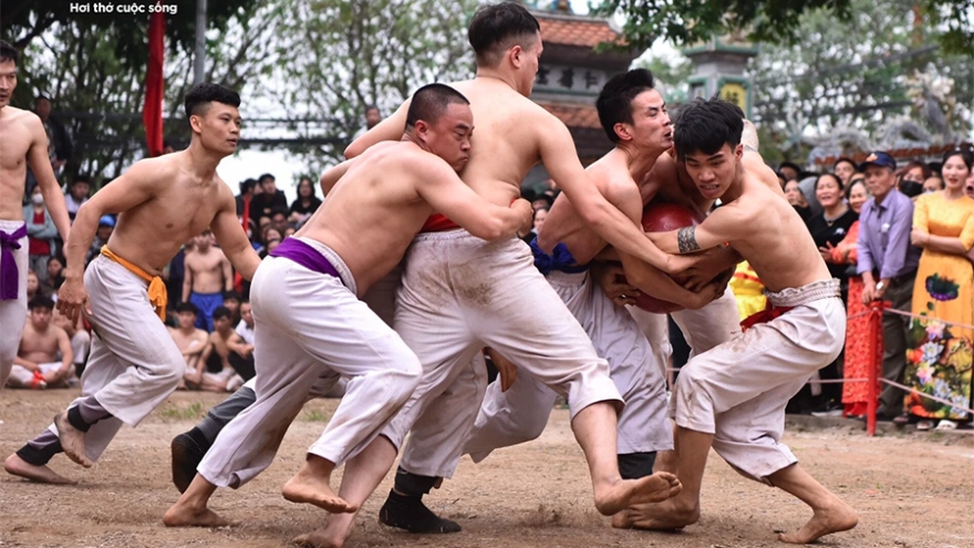 Ball scrambling festival excites crowds in early spring