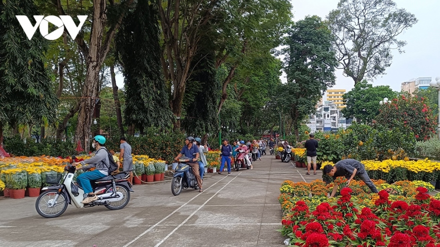 Ornamental flowers for Tet flock to Ho Chi Minh City