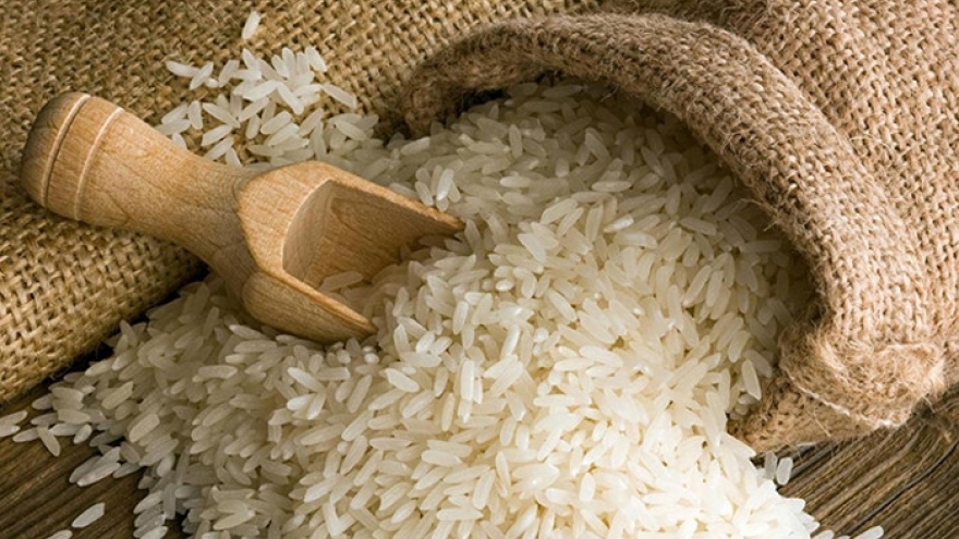 Giá gạo tăng vọt, người dân Indonesia xếp hàng tranh suất mua gạo trợ cấp