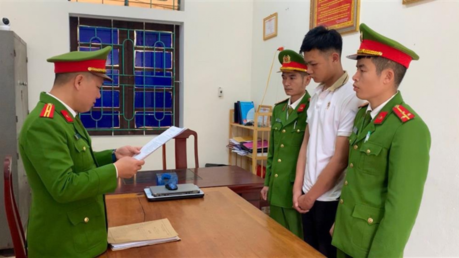 Khởi tố đối tượng không chấp hành hiệu lệnh, đâm bị thương cảnh sát giao thông