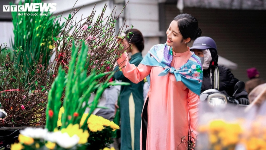 Hang Luoc traditional flower market bustling as Tet draws near