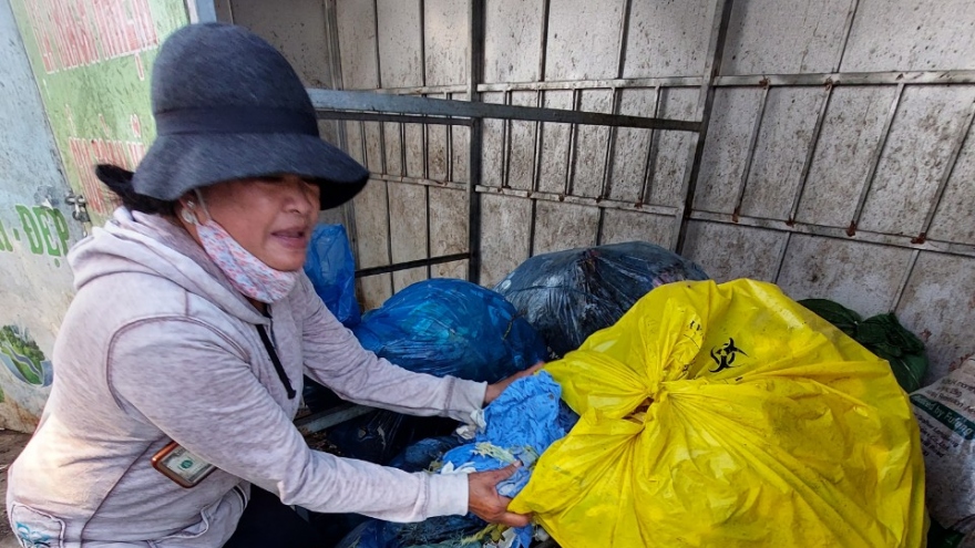 Phát hiện đối tượng bỏ hơn nửa tấn rác thải y tế gần trụ sở UBND xã Long An