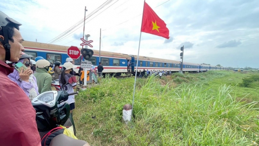 Băng qua đường sắt khi tàu đang đến, 1 người tử vong tại chỗ, 1 người bị thương