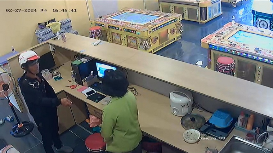 Nóng 24h: Cầm dao uy hiếp nhân viên thu ngân để cướp tiền