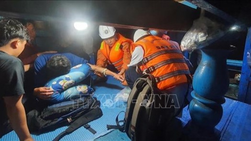 Sick fisherman saved at sea off Hoang Sa islands