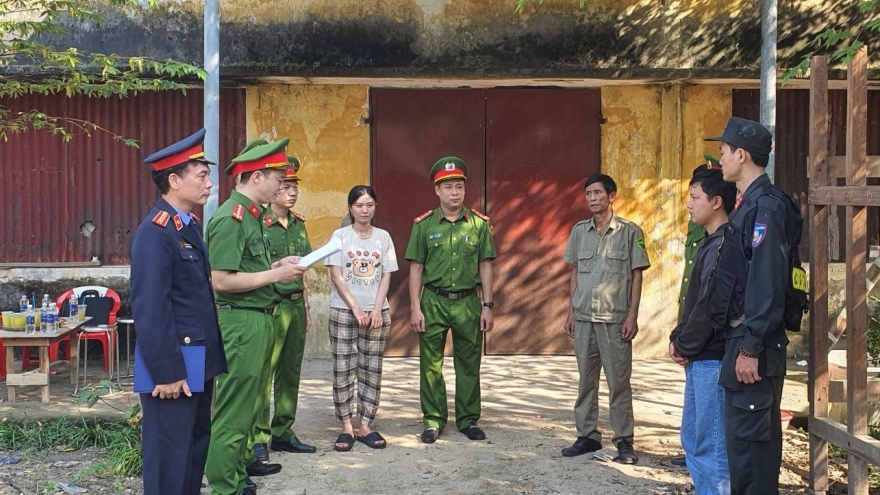 Khởi tố nhóm đối tượng sản xuất, buôn bán kính ô tô giả