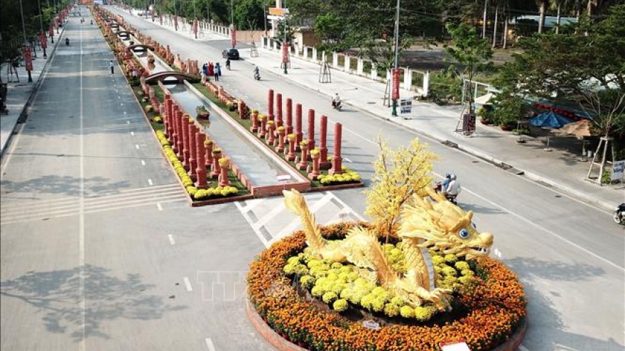 Longest ceramic-flower road sets national record