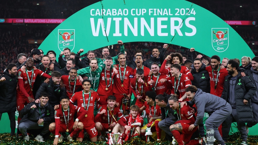 Liverpool ăn mừng chức vô địch Cúp Liên đoàn Anh với dàn cầu thủ "lạ lẫm"