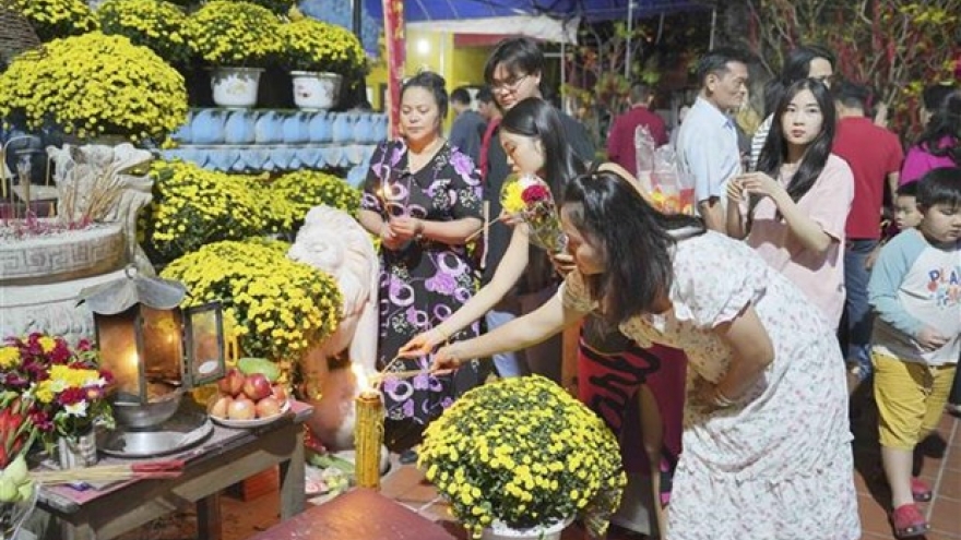 Vietnamese in Laos maintain tradition of going to pagodas during Tet