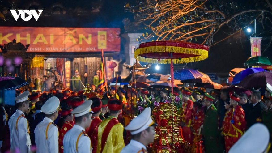 Pilgrims line up through the night for Tran temple’s seal opening ceremony