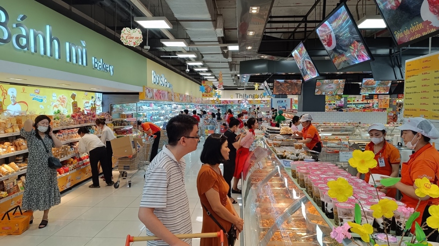 Người dân ở TP.HCM mua sắm Tết, siêu thị đã đông hơn