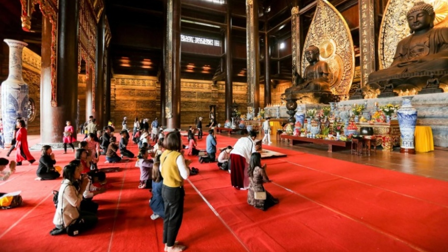 Vietnam’s largest pagoda crowded on first Lunar New Year days