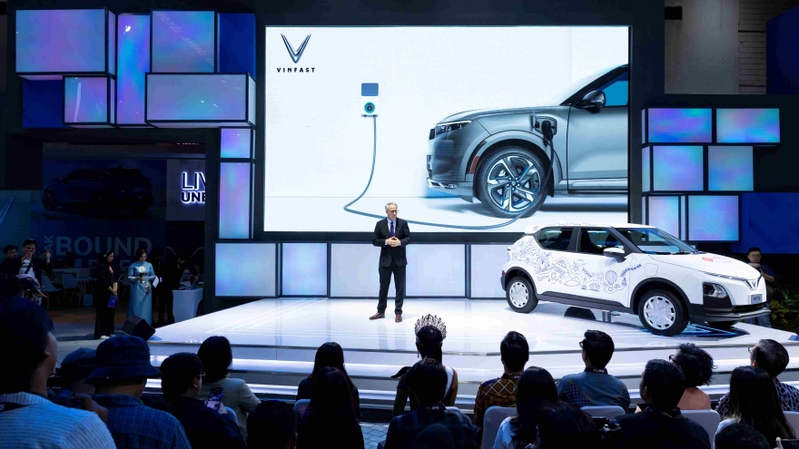 VinFast lần đầu tiên giới thiệu dải xe điện tay lái nghịch