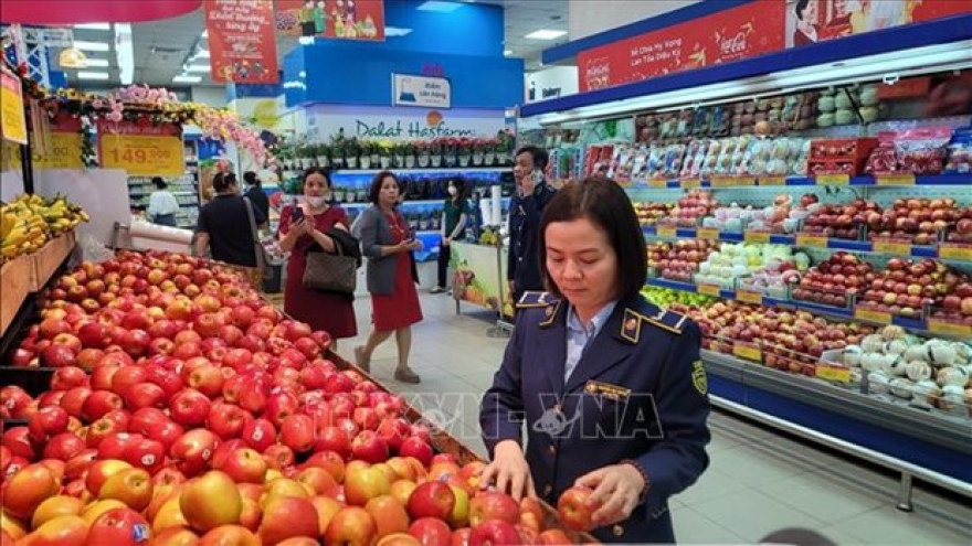 Retailers fully prepared for soaring Tet shopping demand