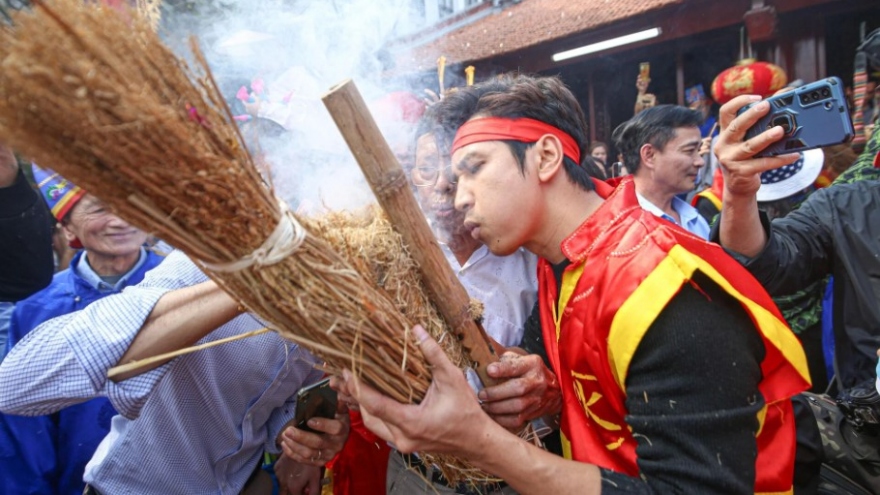 City villagers preserve unique rice cooking contest in early spring