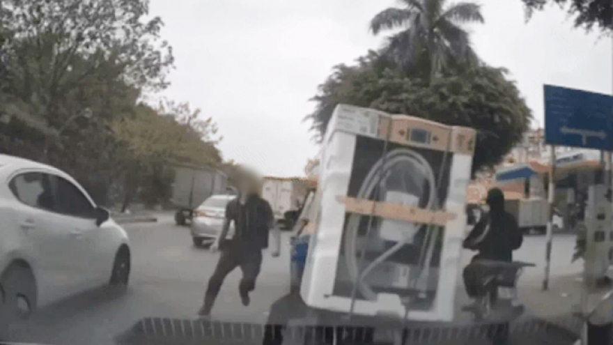 Tài xế ô tô đấm túi bụi nhân viên giao hàng trên phố Hà Nội