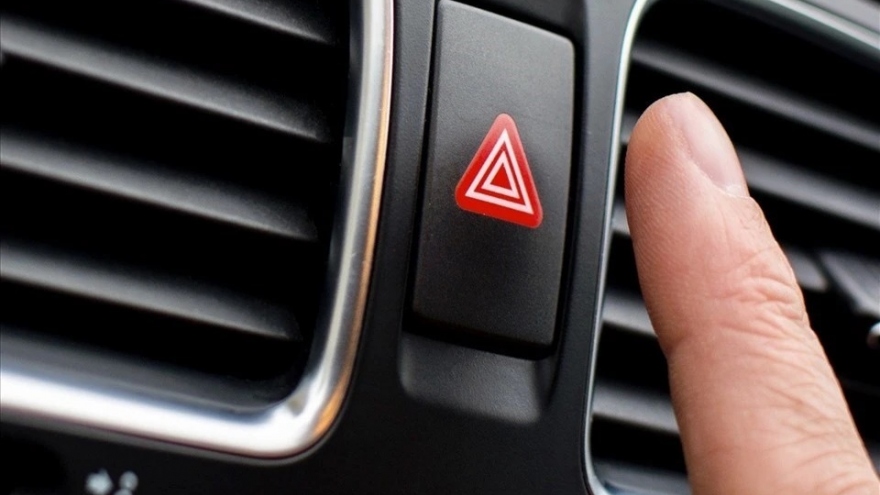 Khi nào nên bật đèn cảnh báo nguy hiểm trên xe?