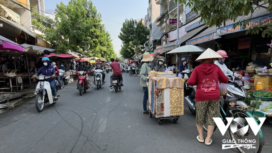 Bát nháo “chợ chạy” giữa đường Phạm Văn Bạch