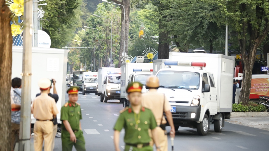 Đoàn xe chuyên dụng chở bị cáo Trương Mỹ Lan và các đồng phạm đến toà