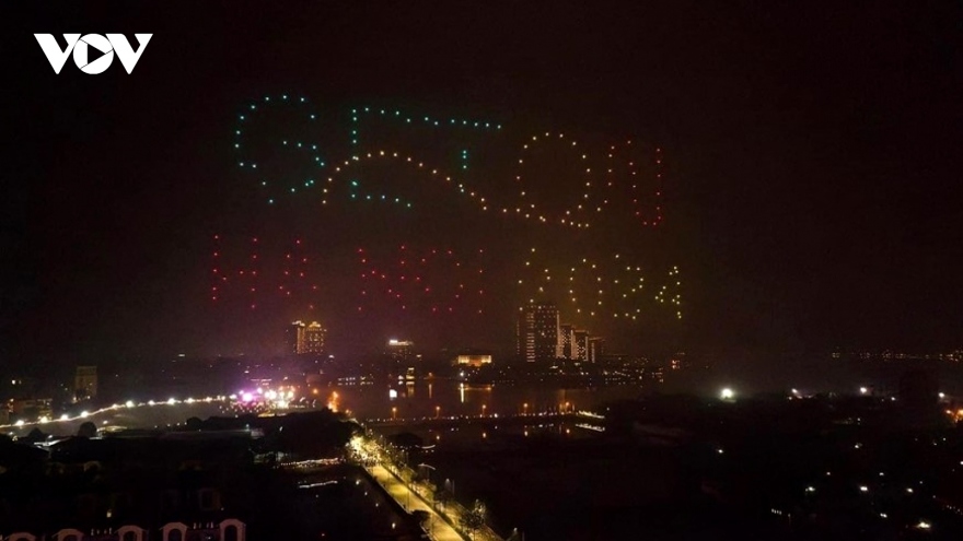 Another impressive drone light show entertains visitors in Hanoi