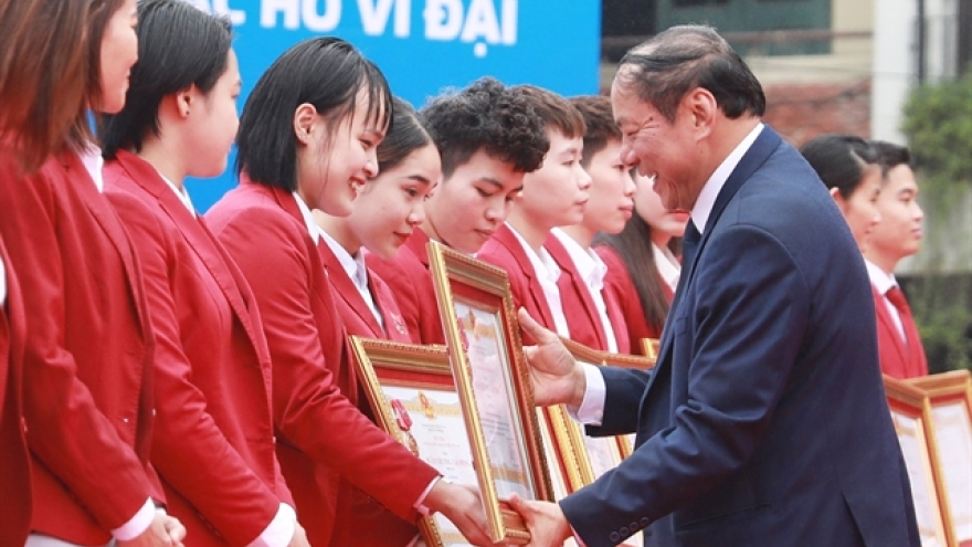 Vietnam Glory honours best athletes, Olympic Run and Run for Peace launched