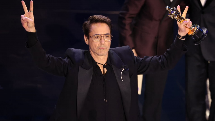 "Iron Man" Robert Downey Jr. nhận giải Oscar đầu tiên trong sự nghiệp