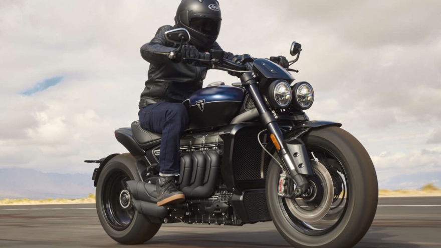 Khám phá mô tô "khủng" Triumph Rocket 3 Storm R và GT bản nâng cấp