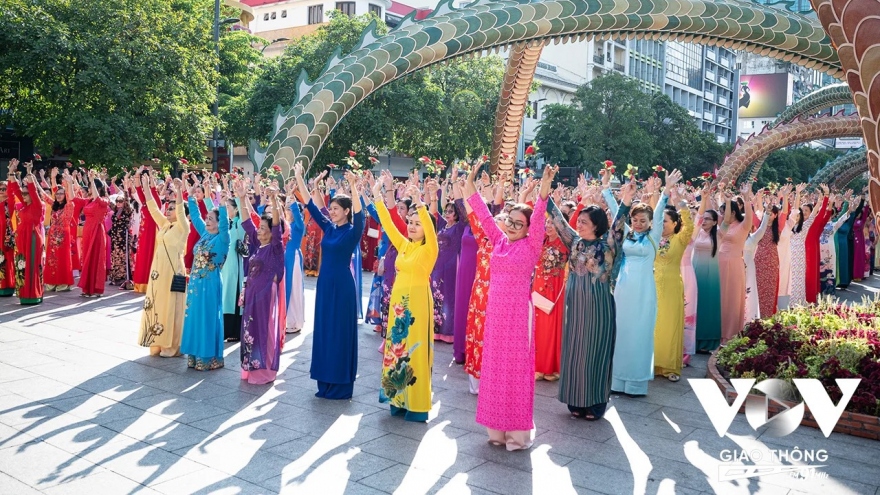 Hàng ngàn phụ nữ tham gia đồng diễn tôn vinh áo dài Việt Nam