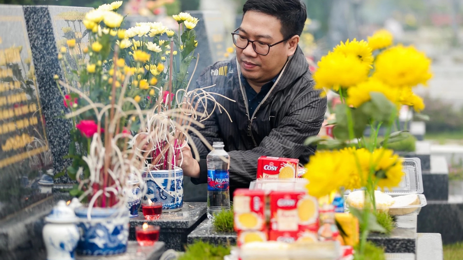 Paying tribute to the deceased in grave-visiting festival