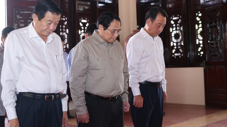 Thủ tướng dâng hương tưởng niệm Chủ tịch HĐBT Phạm Hùng và Thủ tướng Võ Văn Kiệt