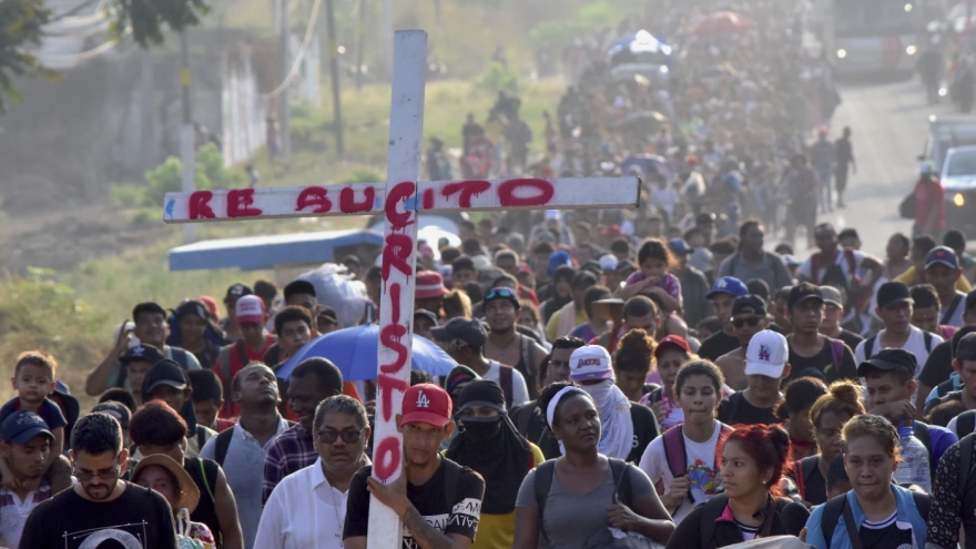 2.000 người di cư tuần hành ở Mexico yêu cầu được nhập cư vào Mỹ