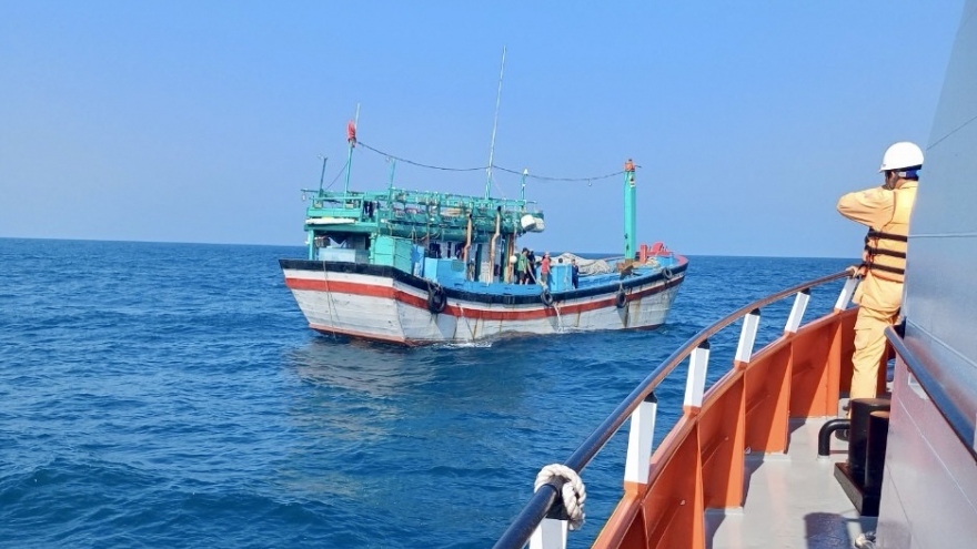 Cấp cứu thuyền viên tàu cá Bình Định bị nạn trên biển