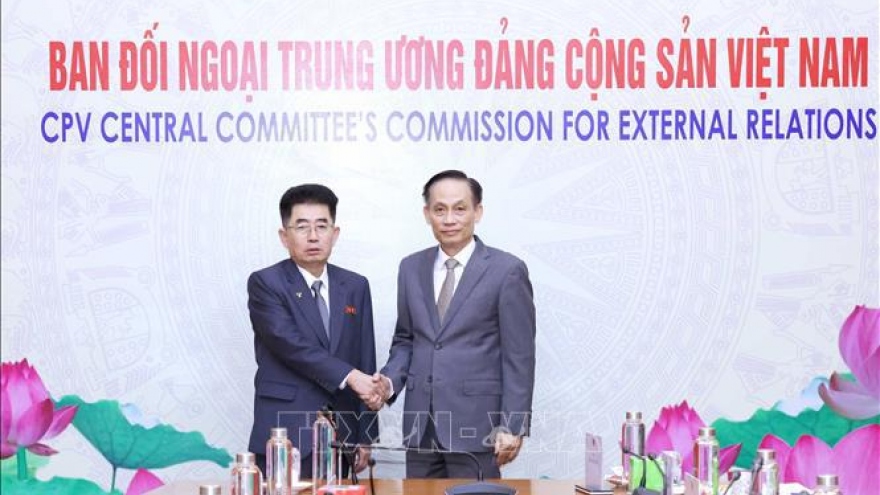 Vietnamese, DPRK senior party officials hold talks
