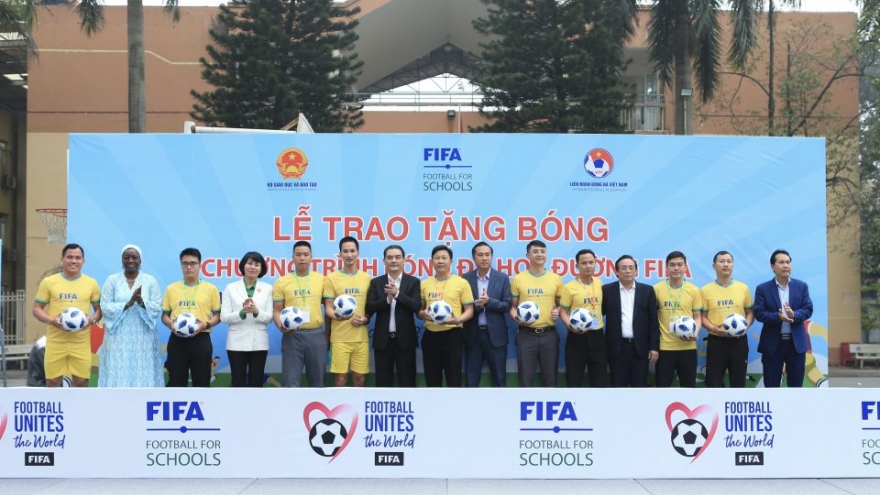 Lễ trao tặng bóng - Chương trình Tập huấn bóng đá học đường FIFA