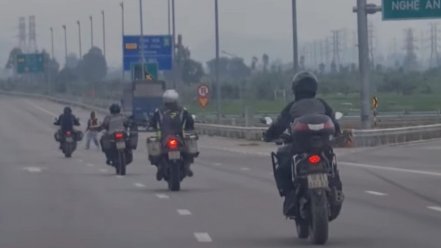 Đoàn xe mô tô phân khối lớn ngang nhiên chạy vào cao tốc Nghi Sơn - Diễn Châu