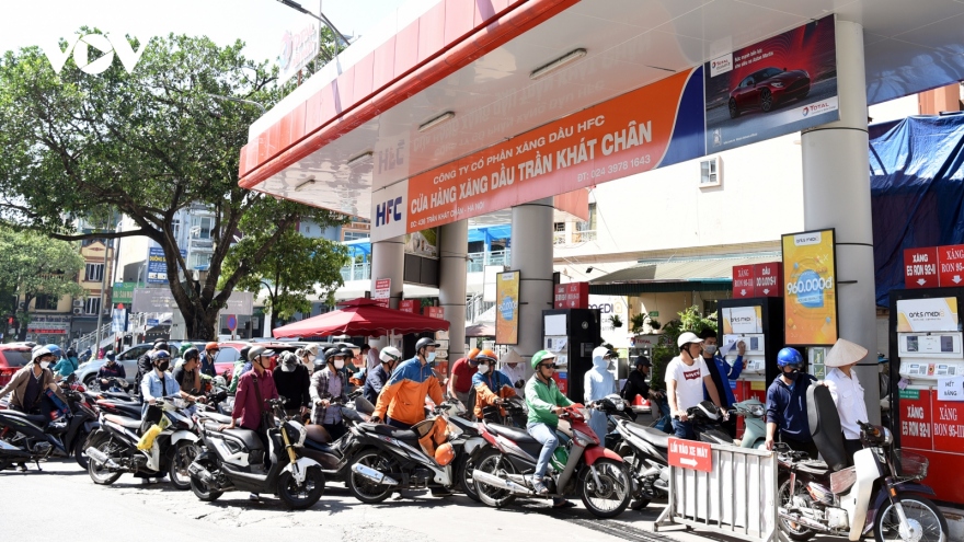 Retail petrol prices fall slightly