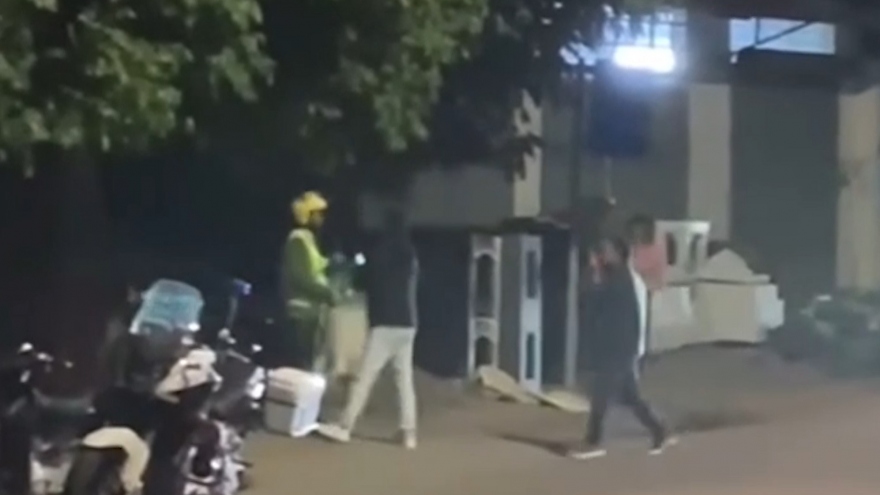 Say xỉn "thông chốt" bất thành, 2 người đàn ông tấn công cảnh sát