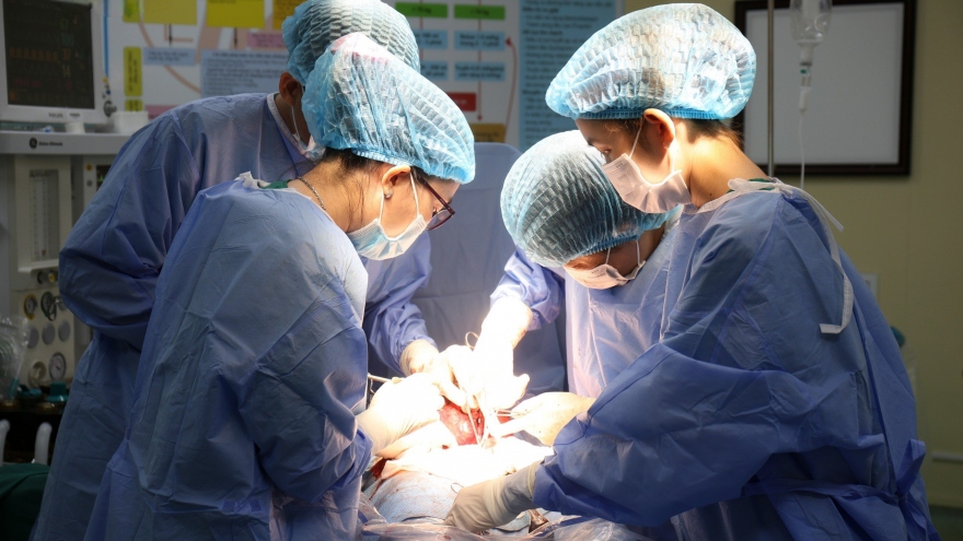 Phẫu thuật thành công cắt bỏ khối u đa nhân xơ tử cung nặng 900 gram