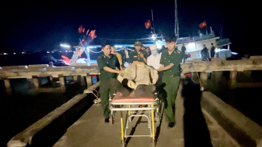 Bộ đội Biên phòng Quảng Ngãi cứu ngư dân đột quỵ trên biển