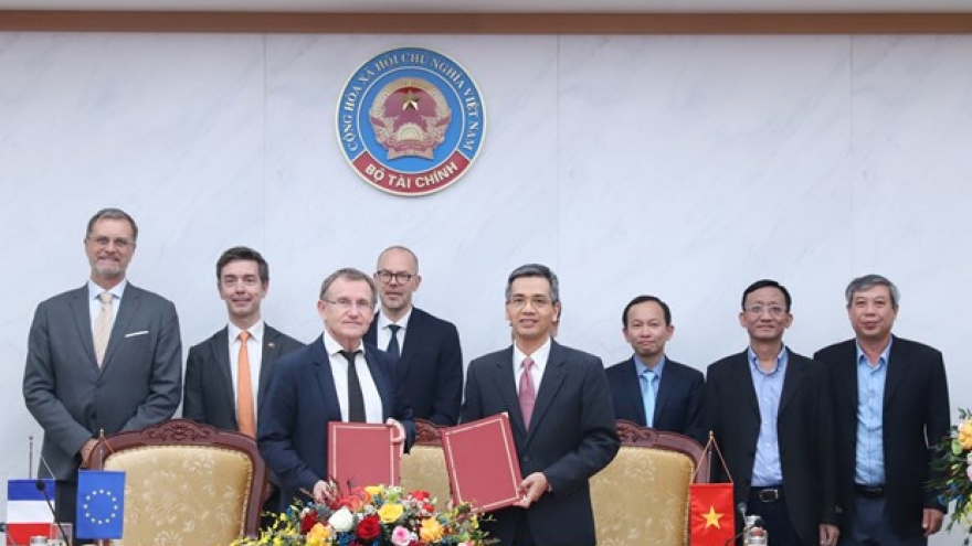 Vietnam, France exchange funding agreement for climate change projects