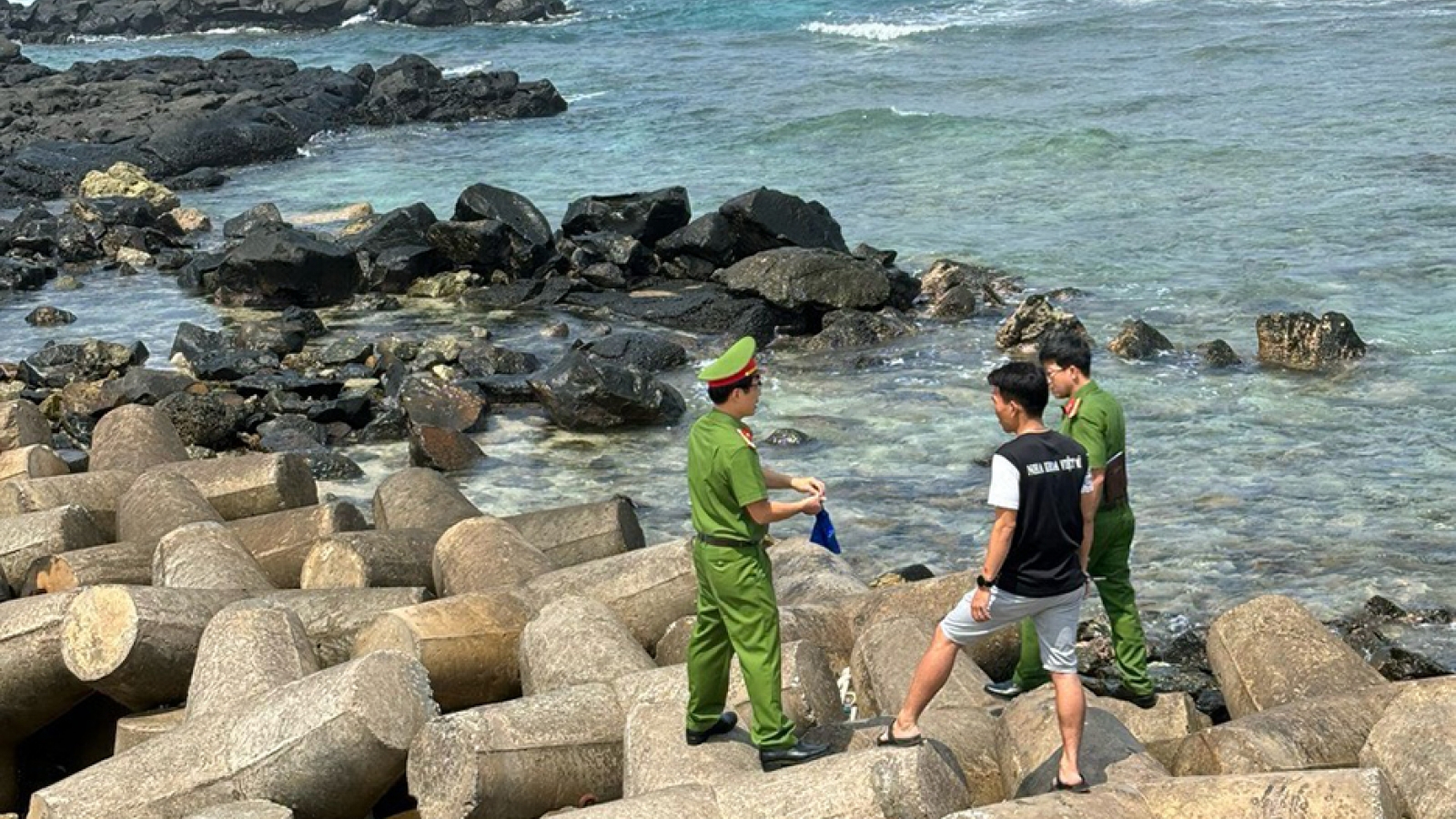 26 kg nghi là ma túy trôi dạt vào đảo Lý Sơn