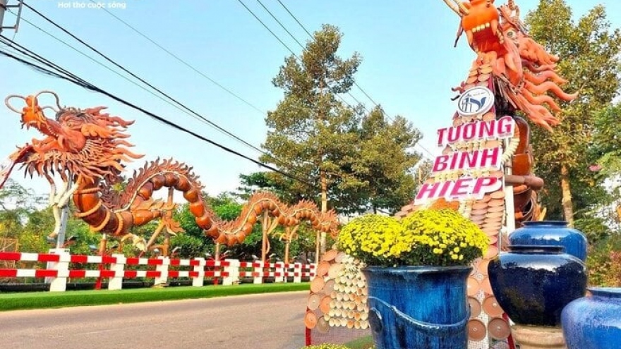 Unique pair of clay dragon statues sets new Vietnamese record