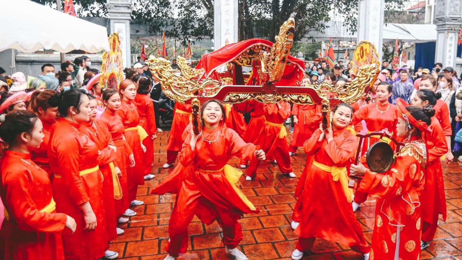 Thousands line Hanoi streets for palanquin procession