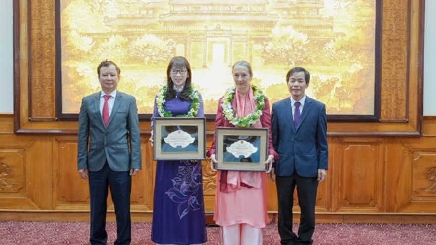 Two foreigners awarded honorary citizenship title of Thua Thien – Hue