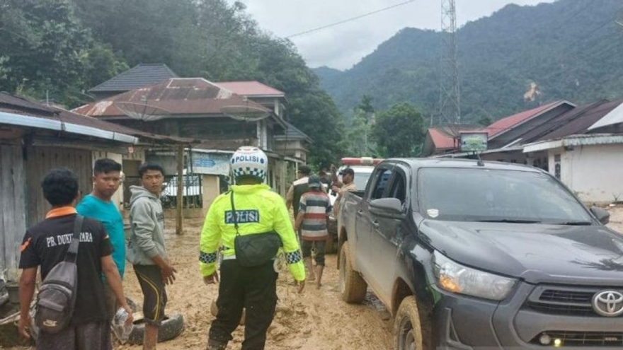 Hàng chục nghìn người sơ tán do lũ lụt, lở đất ở Indonesia